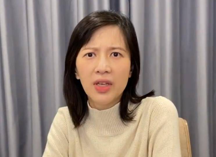 papi酱在线营业,闷声晒出全家福,看清她产后发际线