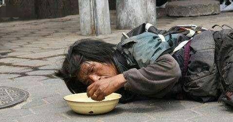 儿子放学后领回家一个小乞丐,二十年后家里来了一群人,全家傻了_小强