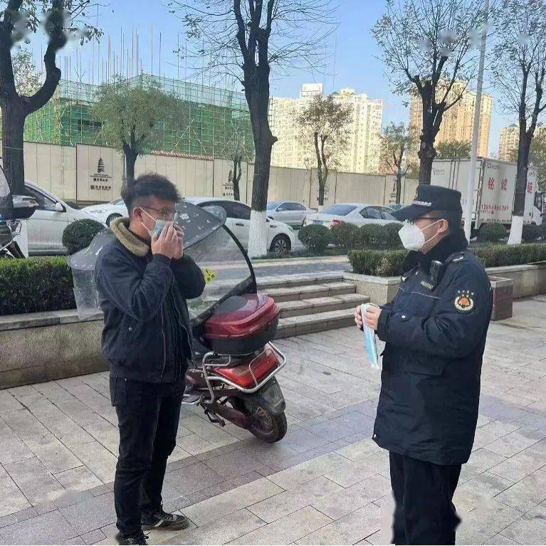 全民戴口罩 防疫不松懈 | 城管局团委文明劝导从业者"全民戴口罩"