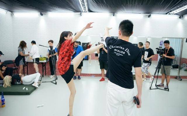 的妈,但是也有持不同意见的网友怀疑她的舞技,表示baby跳舞有些僵硬