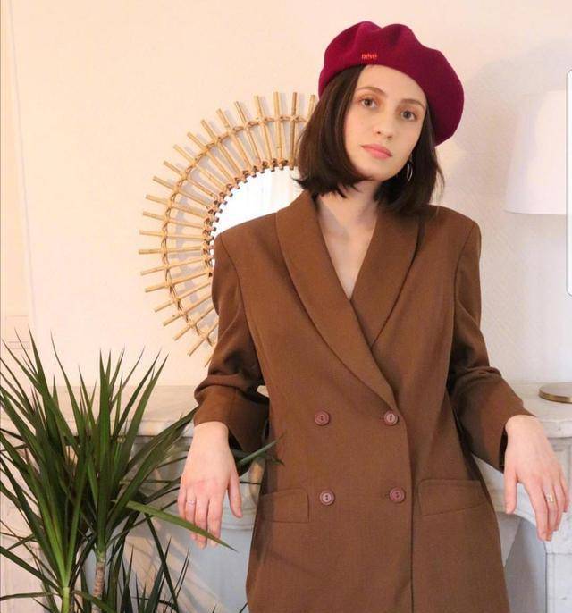 法国博主春季穿搭示范,时尚优雅显气质,简单的服饰穿出高级感