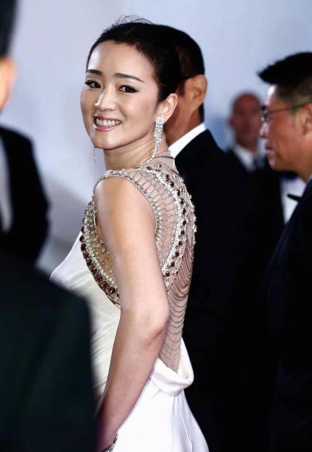 巩俐巴黎被网友偶遇,素颜真的不能打,相差一岁的张曼玉也老了_雅尔