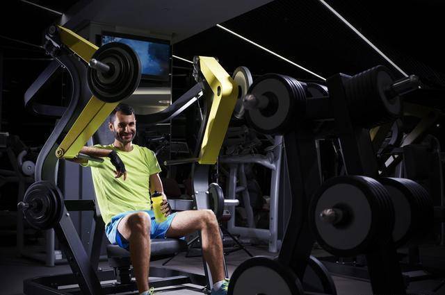 悍马机推胸训练,让你练出雄壮大胸肌,有一个彪悍的生活!