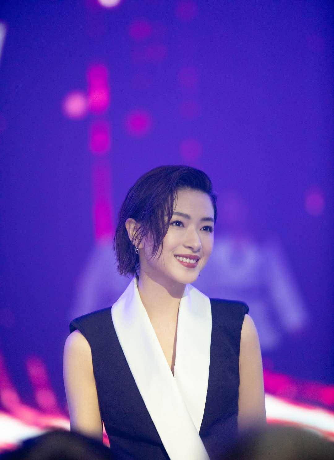 万茜不愧姐姐"团宠"!西装短发攻气十足,又酷又美谁不爱?