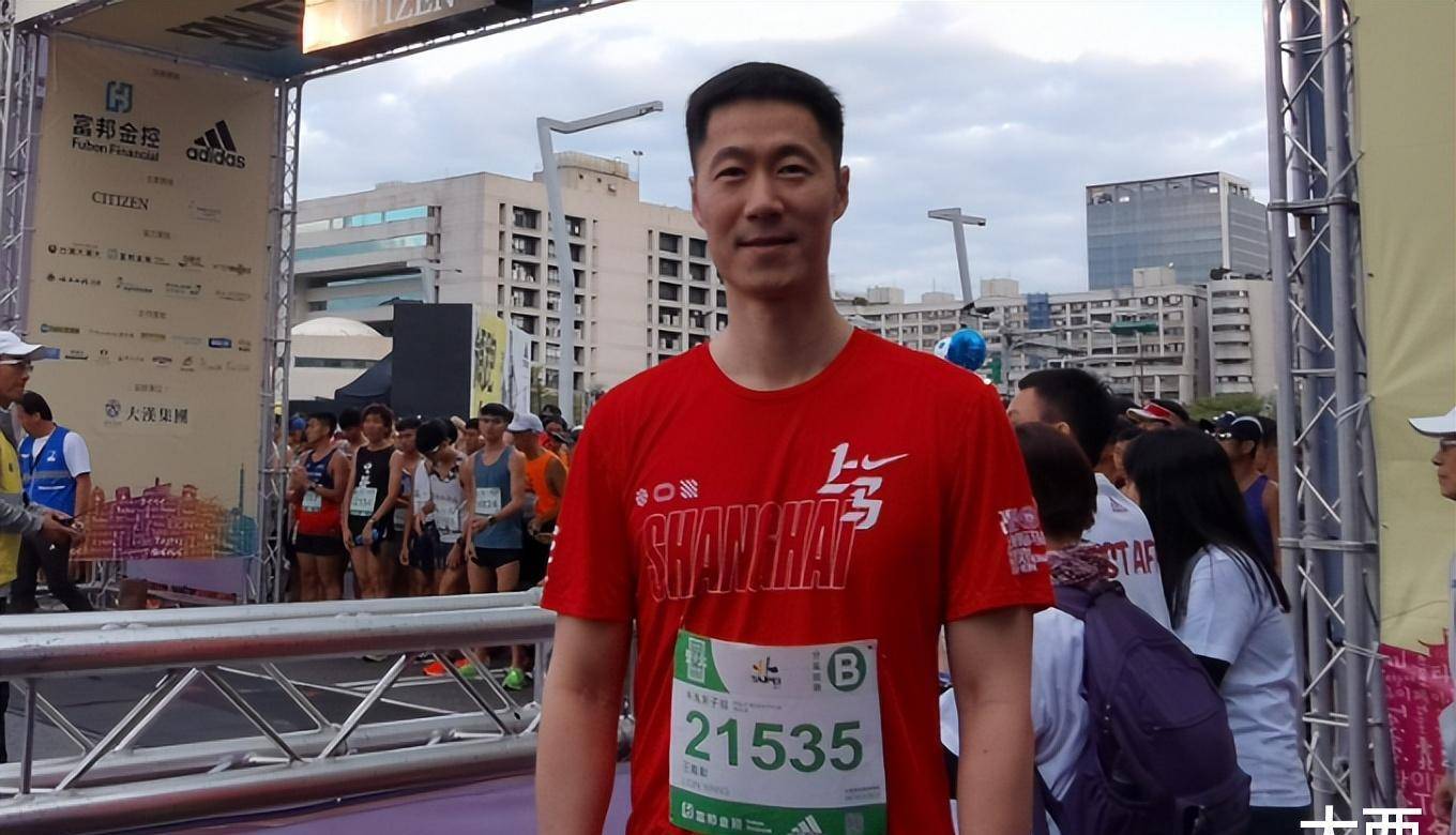 奥运冠军王励勤:44岁身姿挺拔,官至高位,小10岁妻子颜值高_男单_时候