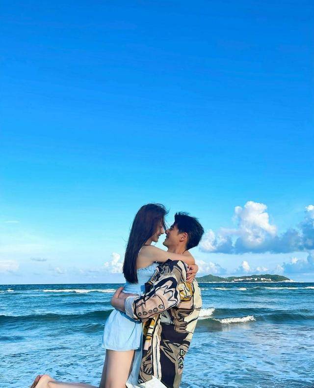 郭品超晒与女友海边牵手照马泽涵穿短裙秀美腿氛围超浪漫_身材_年龄
