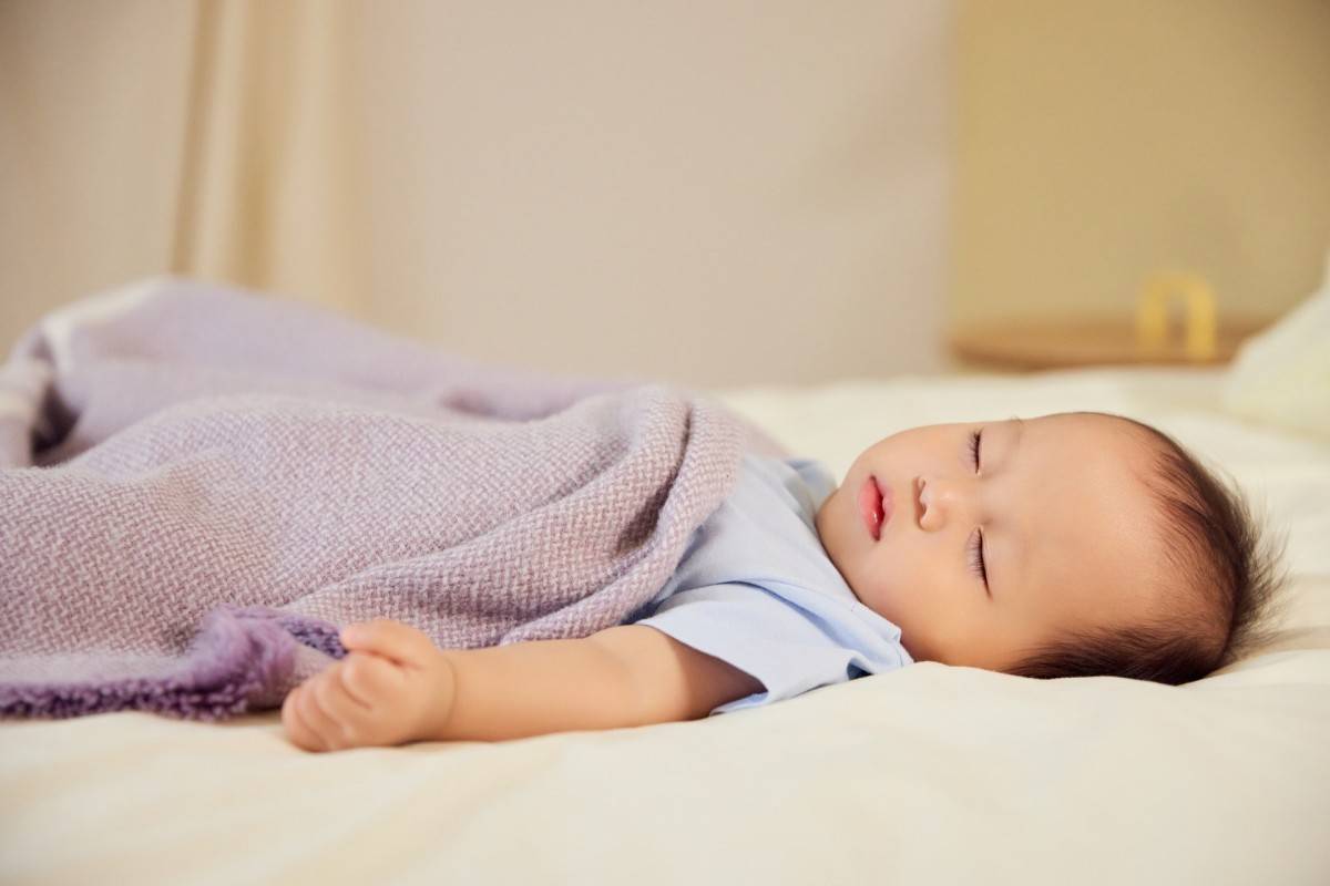 宝宝夜奶不能随便戒,判断宝宝是不是吃的夜奶,要看宝宝的睡眠情况