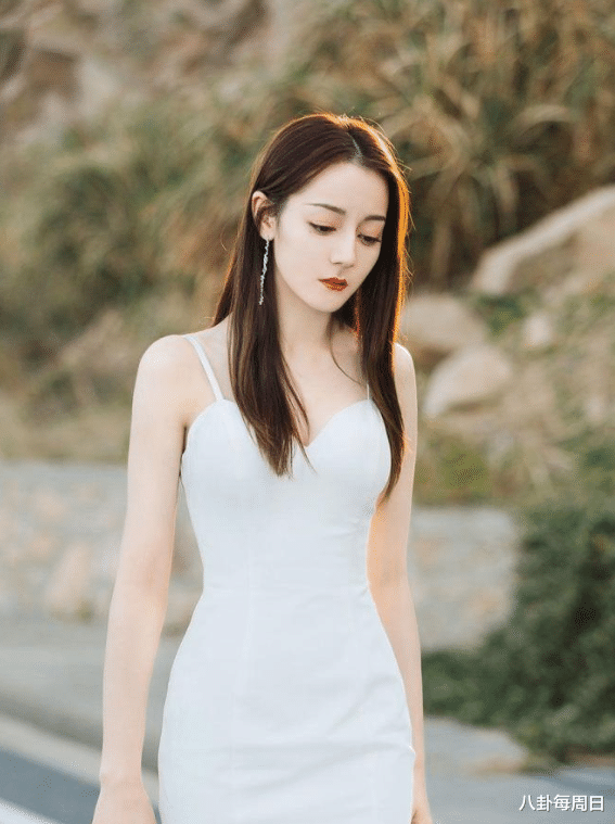 弯腰的那一瞬间,直男眼睛都不敢眨_照片_作品_演技