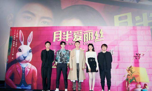 关晓彤被男粉送香菜花,当场送完不忘表白,关晓彤:比收花开心!