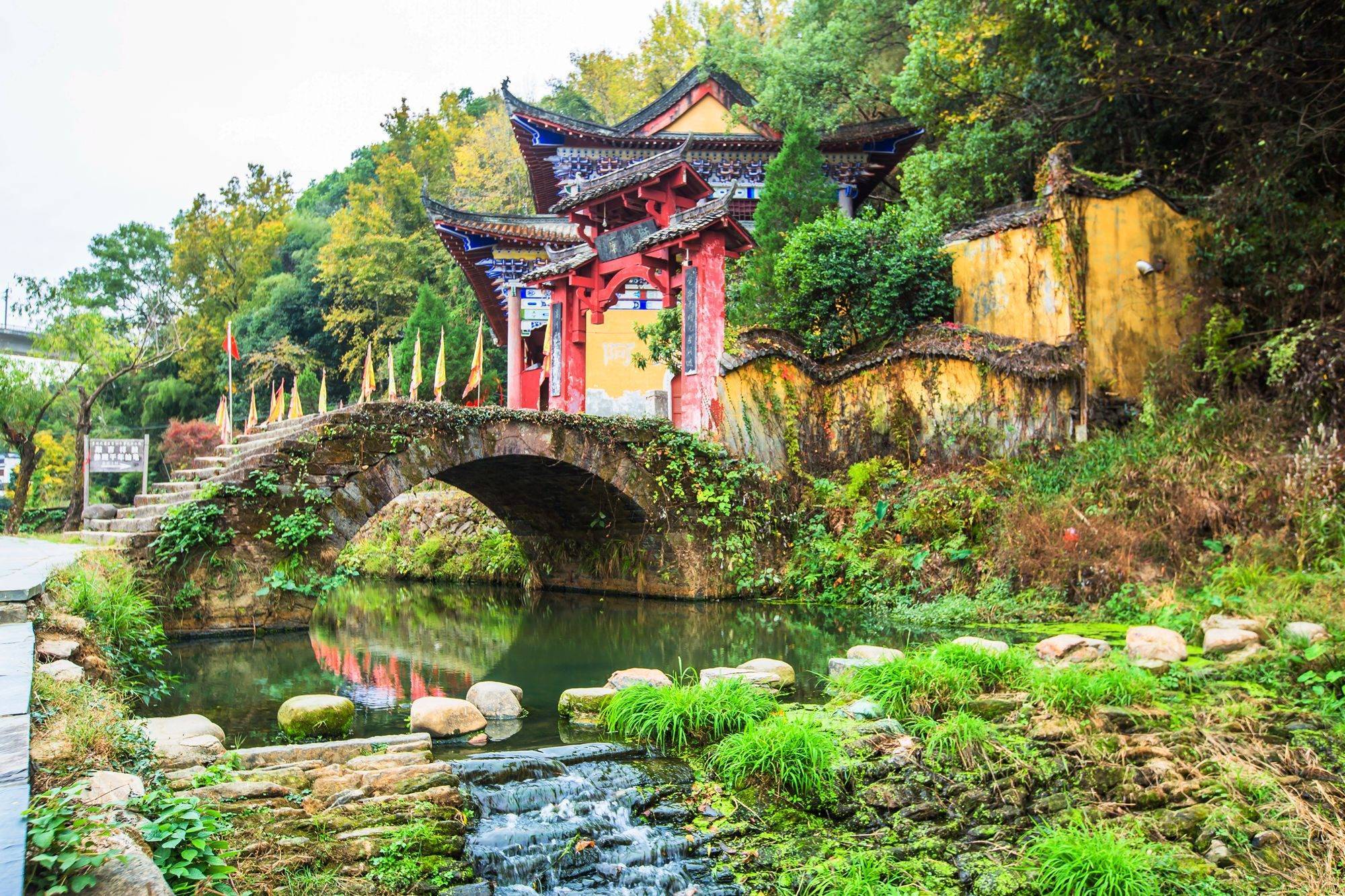 婺源李坑,四面环山的水乡小村,这里有小桥流水人家的诗意生活_古村