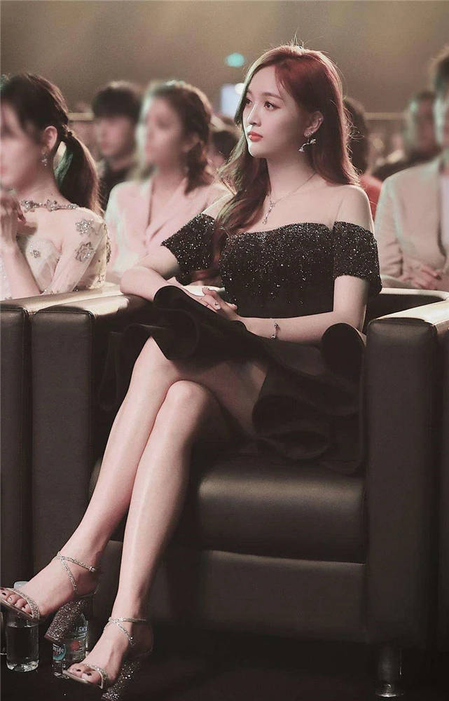 迪丽热巴的腿长,成果的腿长,吴宣仪的腿长,看到关晓彤:量错了吧!