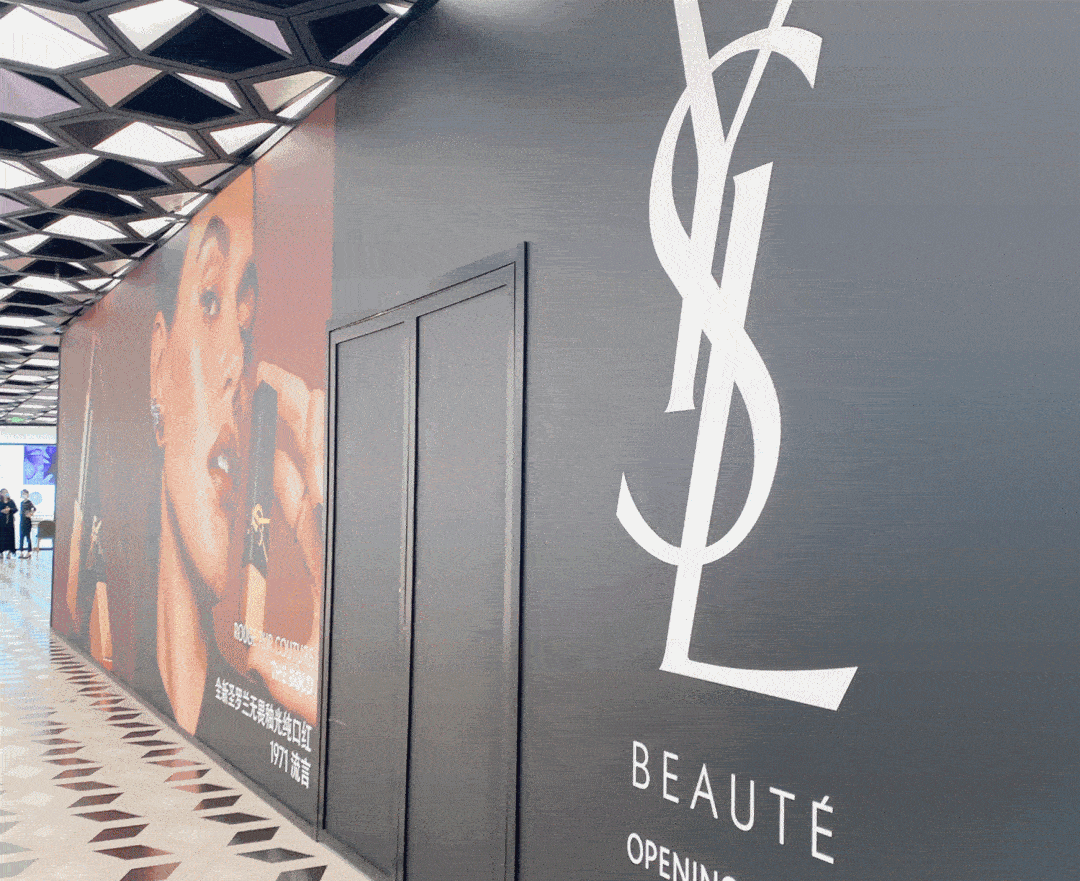 根据围挡信息,该层将迎来ysl beauté,静安首家la bo