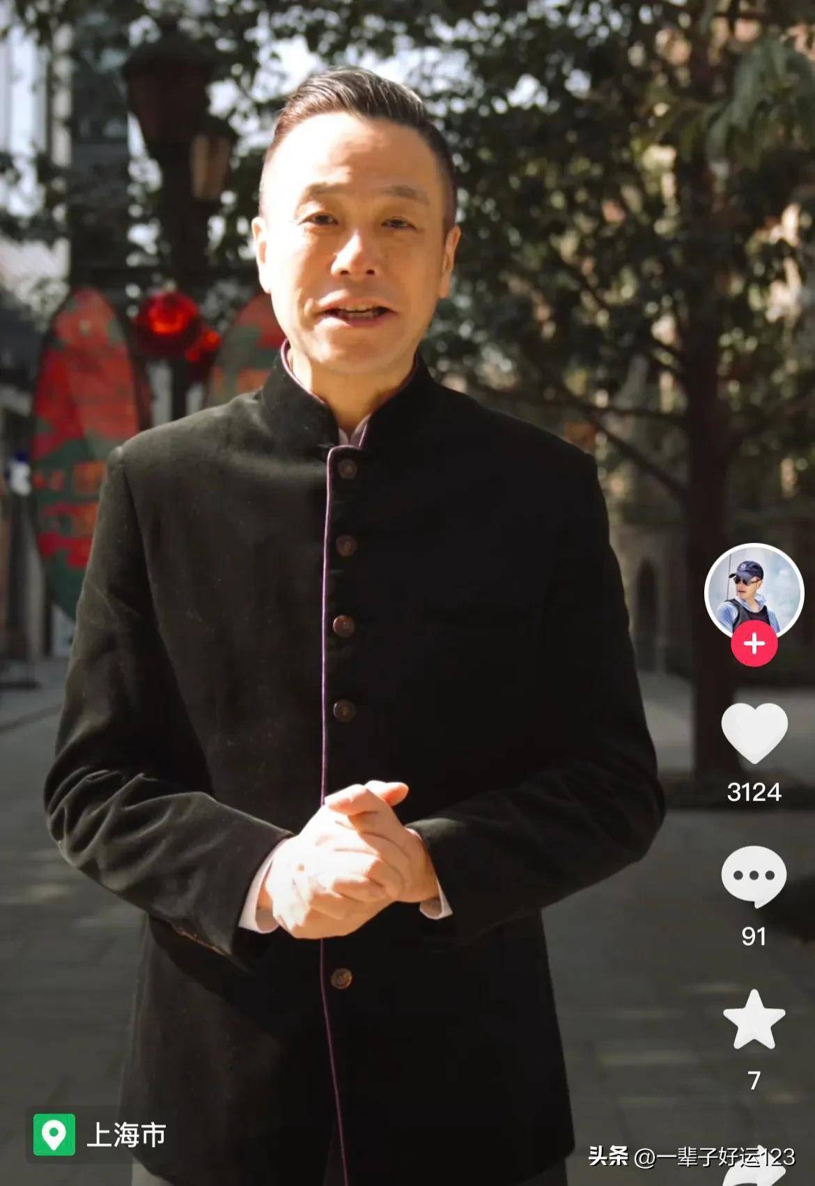 高源出生于上海,八十年代末期进入上海广播电台当播音员,后来主持过