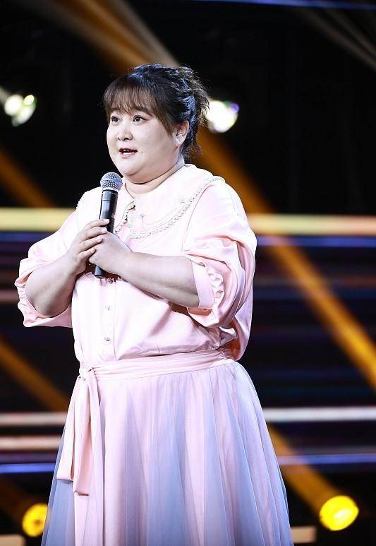 贾玲越来越可爱了,穿粉裙很温柔,还有点古风的感觉_少女_粉色_气质