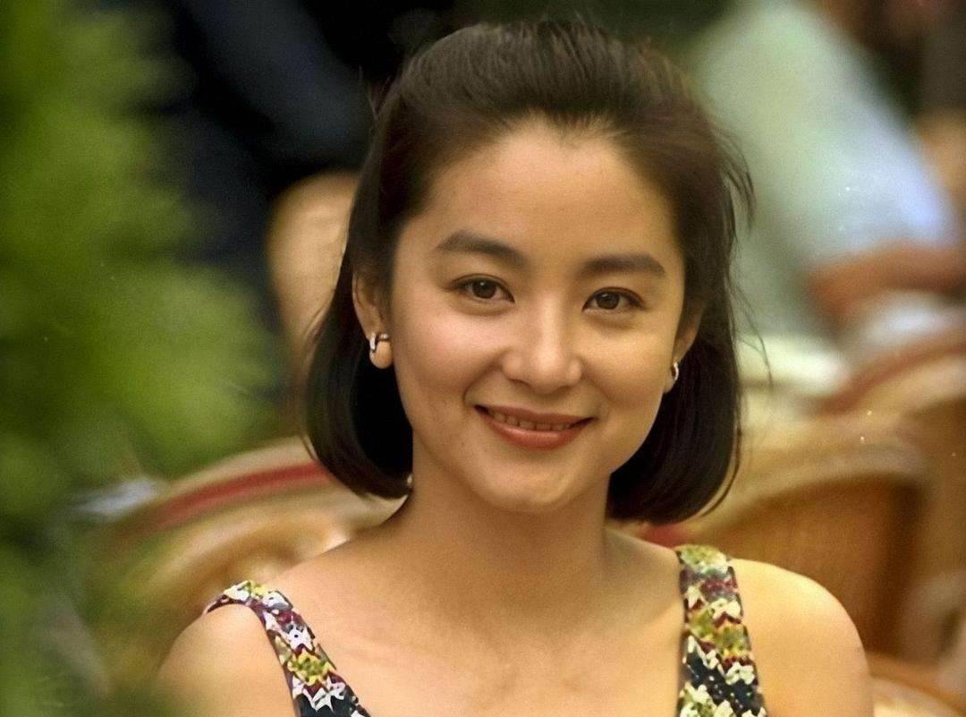 66岁林青霞素颜逛街被拍,脸部皮肤松弛五官走样,态度却落落