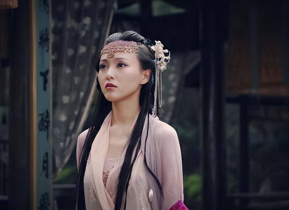 时间回到2007年,唐嫣刚出道就参演《贞观长歌》,剧中出色的表现得到