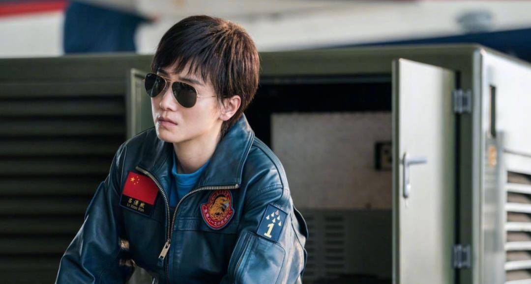 在去年的《我和我的祖国》的《护航》单元,她饰演空军女飞行员吕潇然