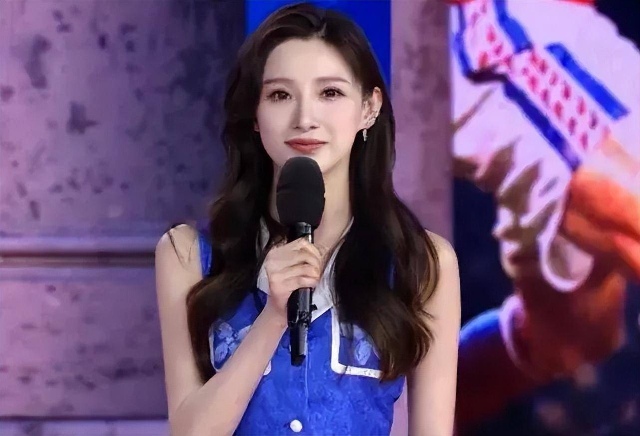 马凡舒一身红裙主持世界杯 曾主持春晚被赞是董卿接班人_气质_节目