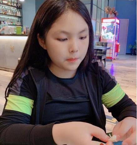 著名导演王岳因伦酒后失态道歉,老婆李湘没空搭理,女儿点赞深意重