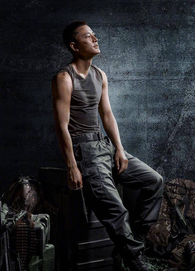 贾乃亮换风格太飒了,穿长袍梳高马尾剑眉星目!