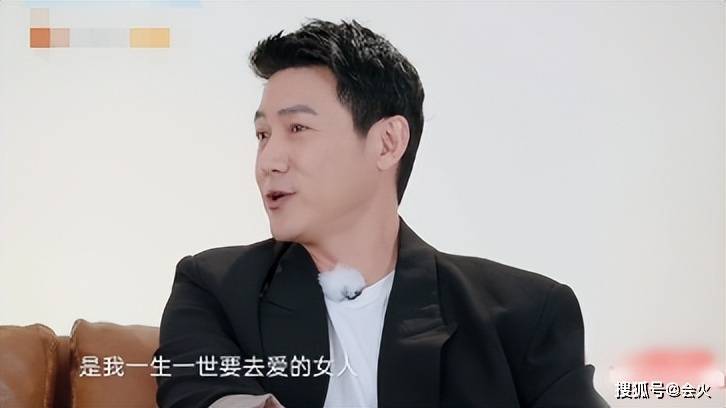 街上和妹妹兴奋玩闹,五官清秀好像爸_鲍蕾_小叶子_视频