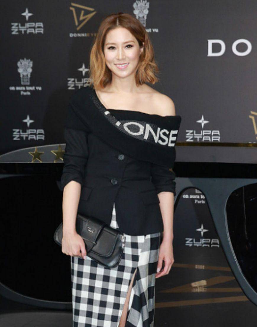 豪门媳妇徐子淇罕见现身,穿露肩礼服面容消瘦,少了些许阔太范儿_效果