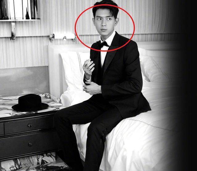 李现电影氛围感超足下面这一张全身图拍摄的角度就有点离谱了,不知道