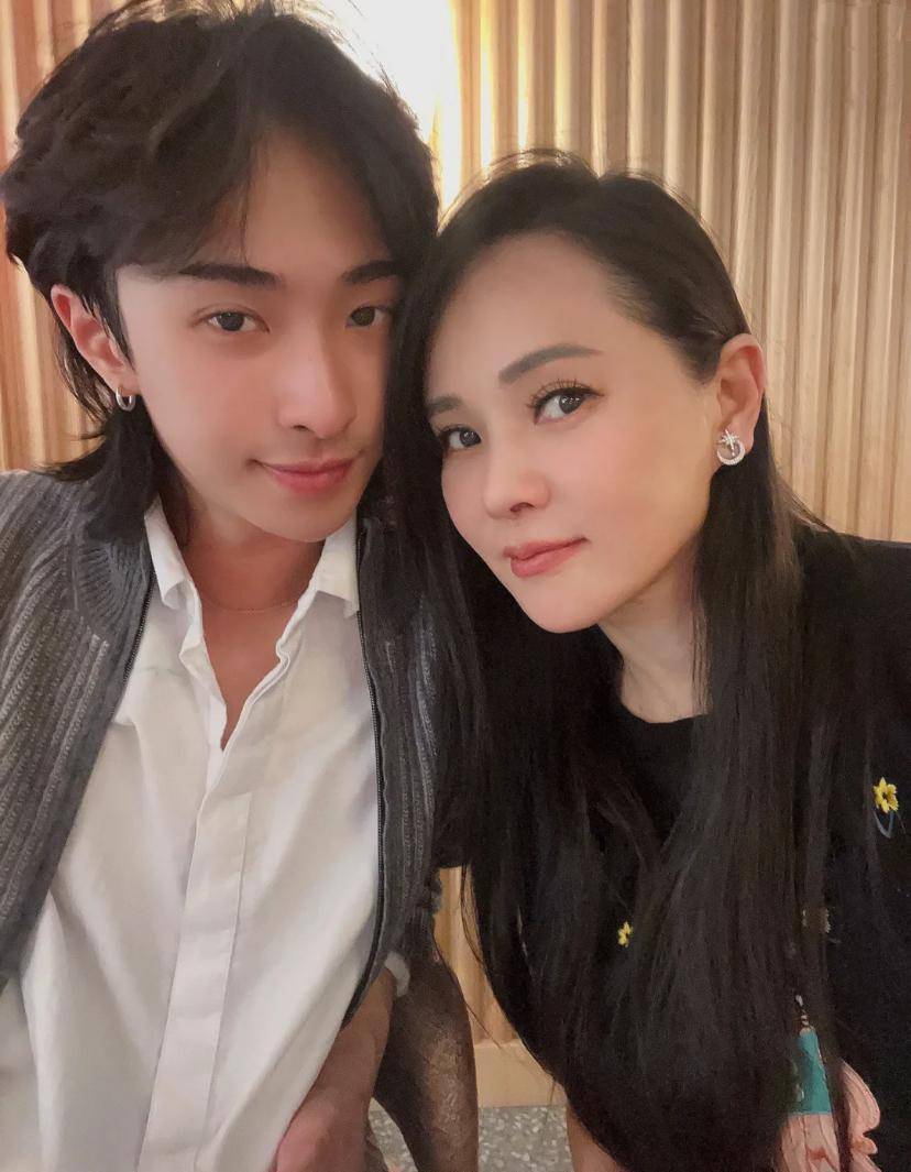 儿子哈利穿男装好帅,合照似"姐弟"_庾澄庆_米粒_女装