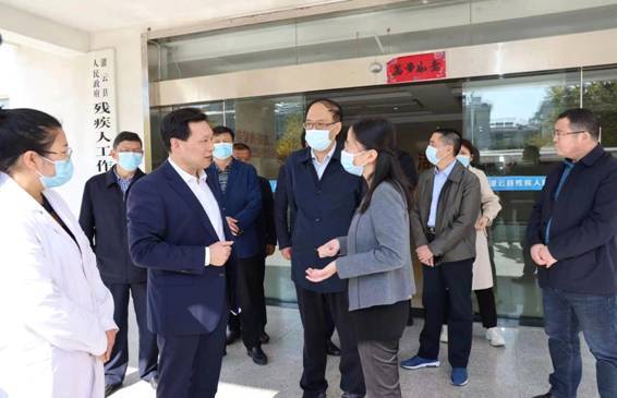 11月22 日,江苏灌云县县委副书记,县长曹明丽在副县长周建军的陪同