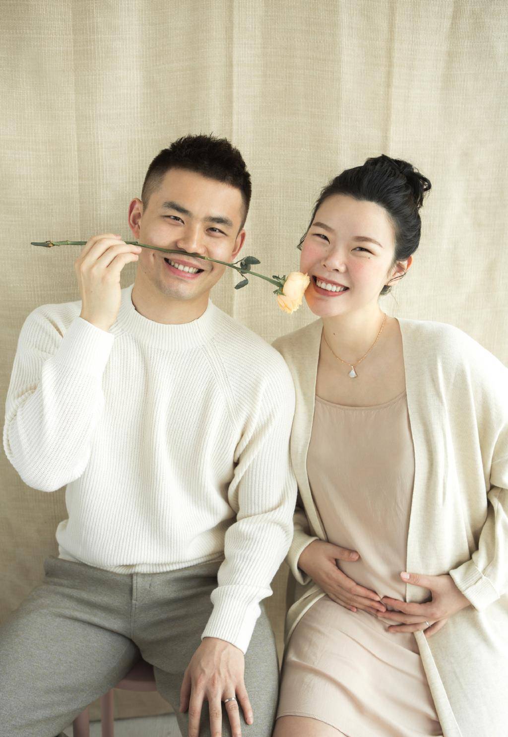 而李雪芮也宣布自己怀孕安心在家养胎,二人的婚姻生活也十分美满,或许