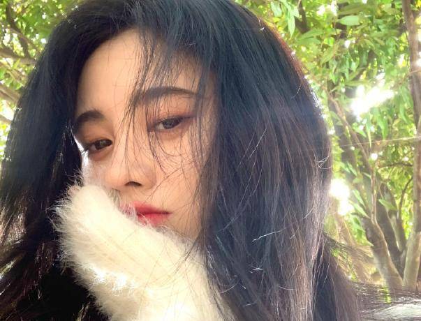 原创 鞠婧祎晒侧脸照,强光照射下半个鼻子"透光",终于暴露真实鼻型