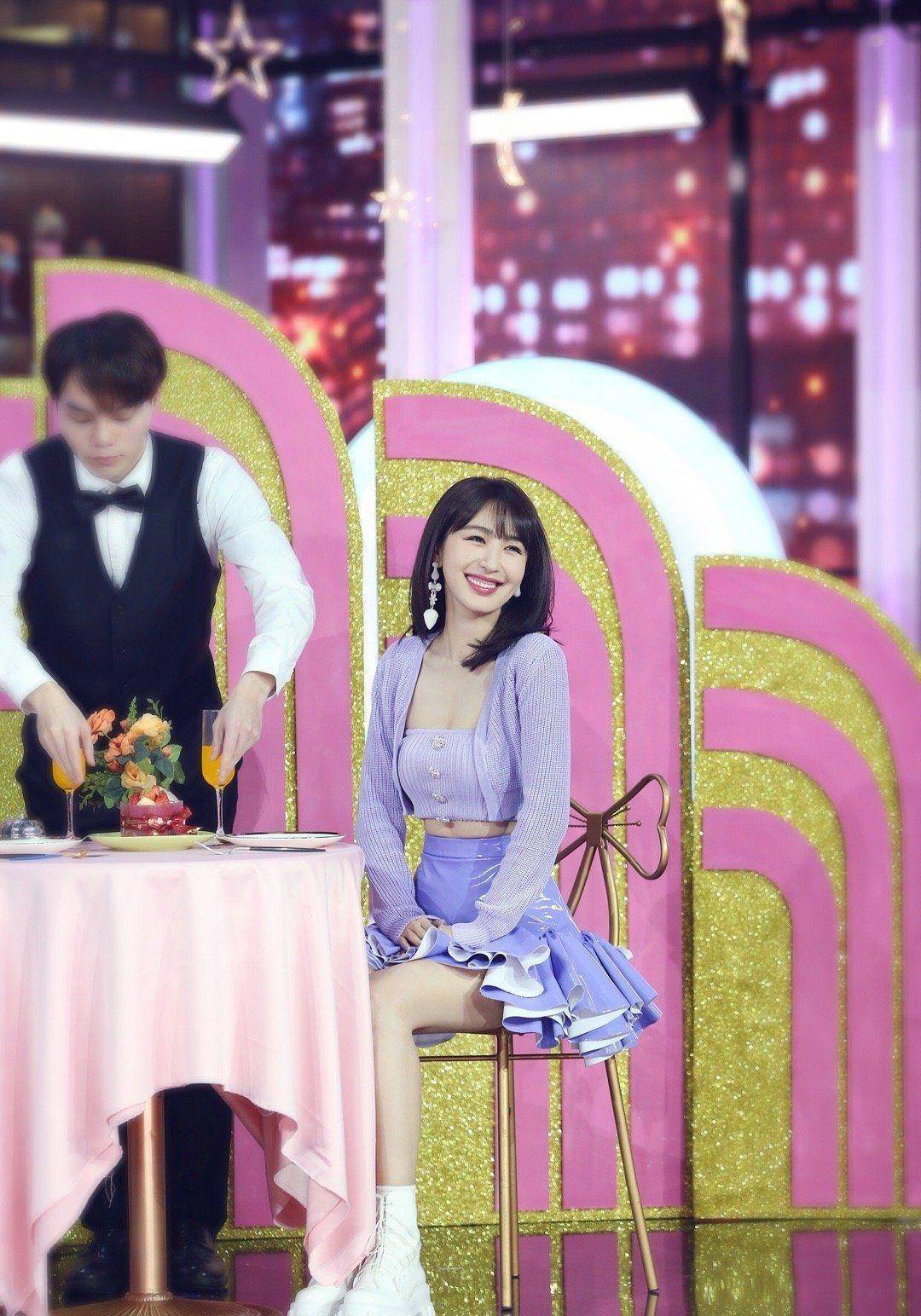 李菲儿做客新综艺,穿衣甜美露出蛮腰太抢镜,难怪baby要提防_造型_色彩