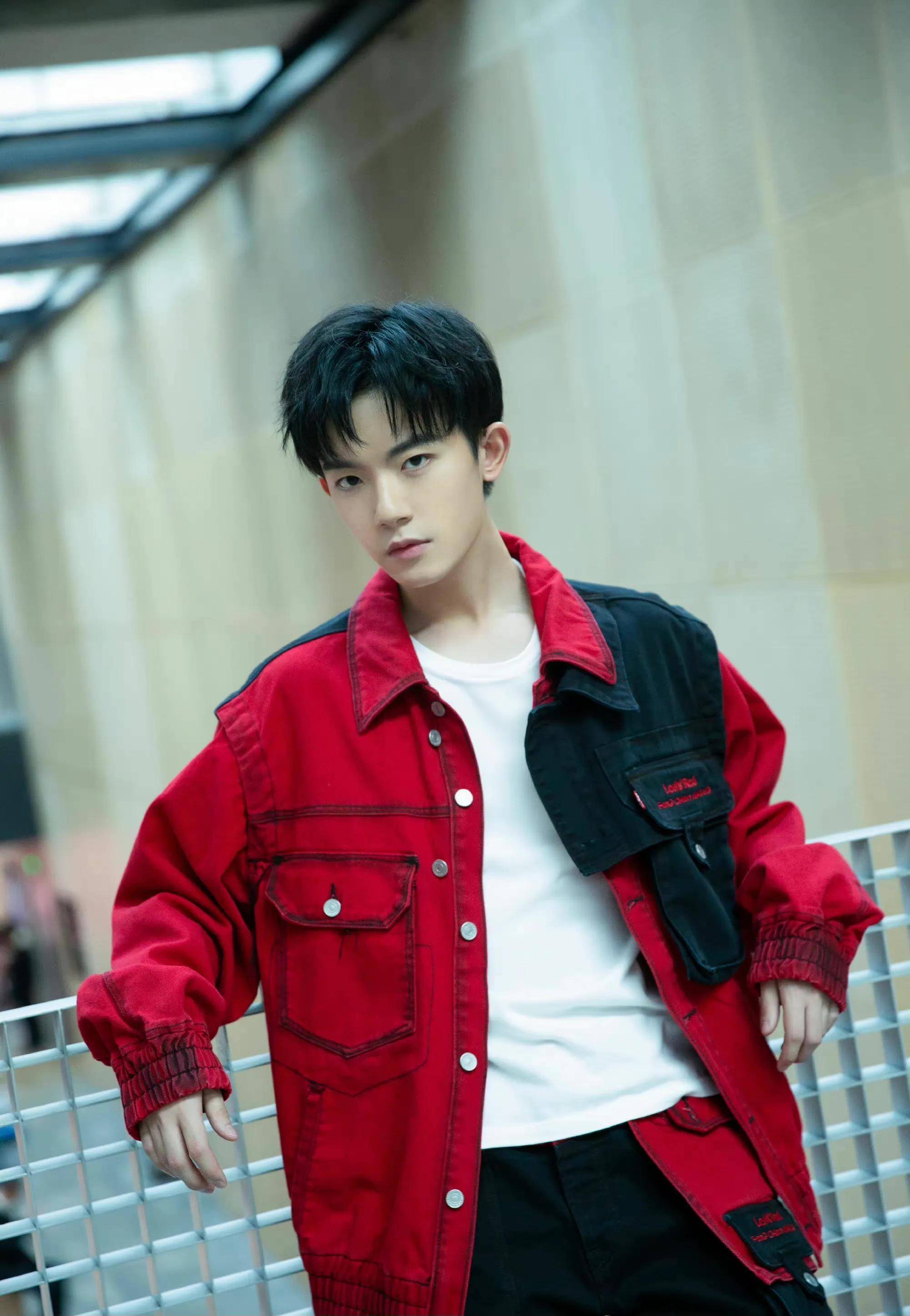 艺人李明德被公司拖欠工资,发文称被老板威胁,粉丝发声支持偶像_购物