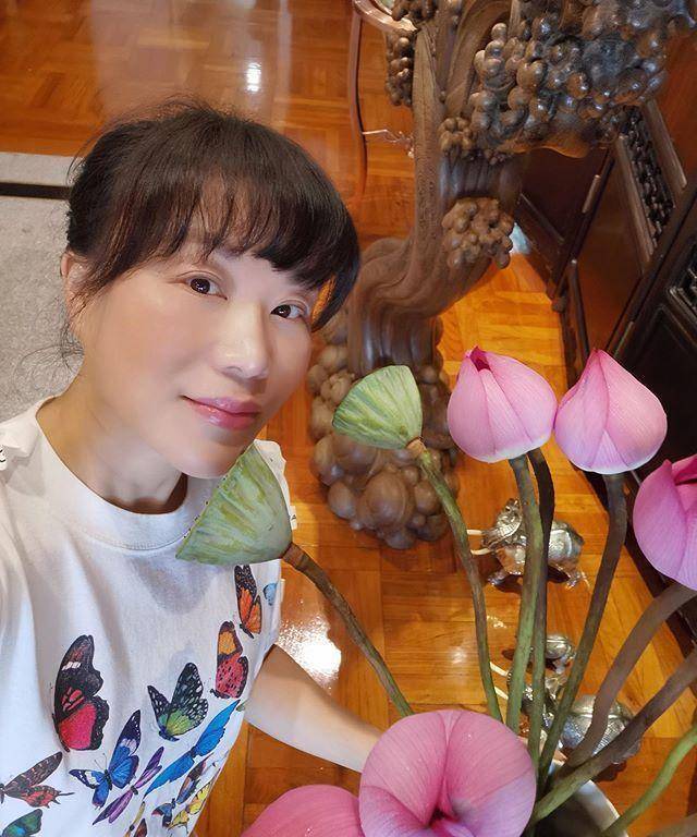 吕良伟太太享受奢华生活:家中全是古董件,真正的豪宅配美人_杨小娟