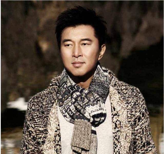 不过董文华是幸运的,因为她的背后有一个重要的男人,这个男人便是她