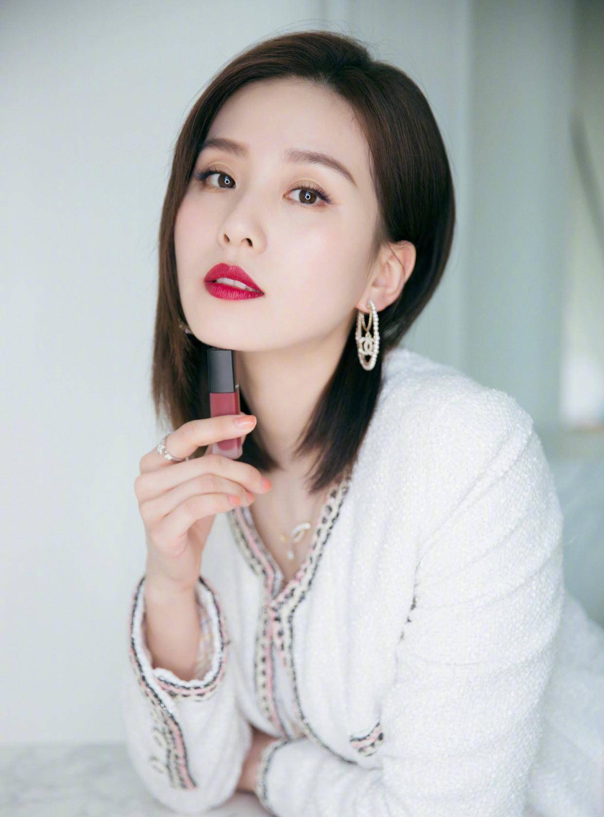 刘诗诗新照美艳动人,33岁状态满分_气质_白色_衬衫