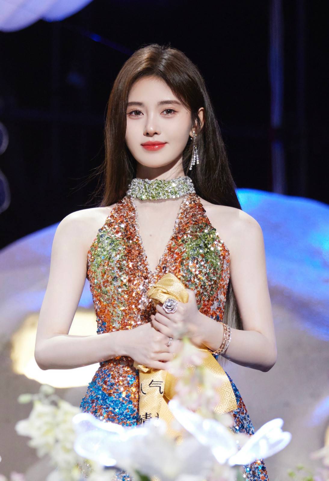 鞠婧祎红毯造型太惊艳,金色流彩亮片礼服长裙,优雅高贵又时尚_设计