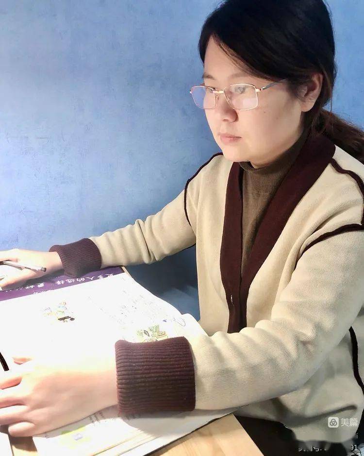 李晓燕老师担任705班英语课,是七年级英语组备课组长,线上教学以来,她