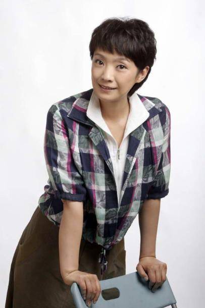 和富豪老公分手后,携24亿巨款嫁给张嘉译,今50岁活成人生赢家_王海燕