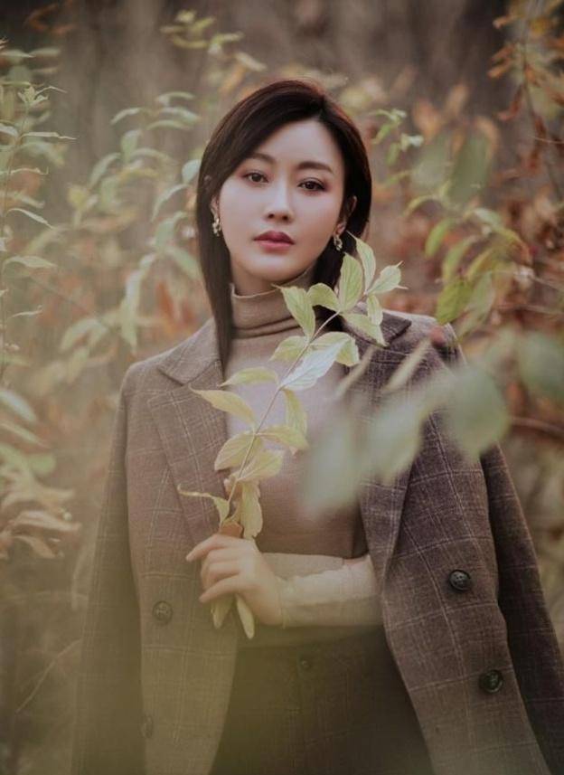 潘然站在大自然之中,人生都散发着高级迷人的气息,看向镜头的眼神