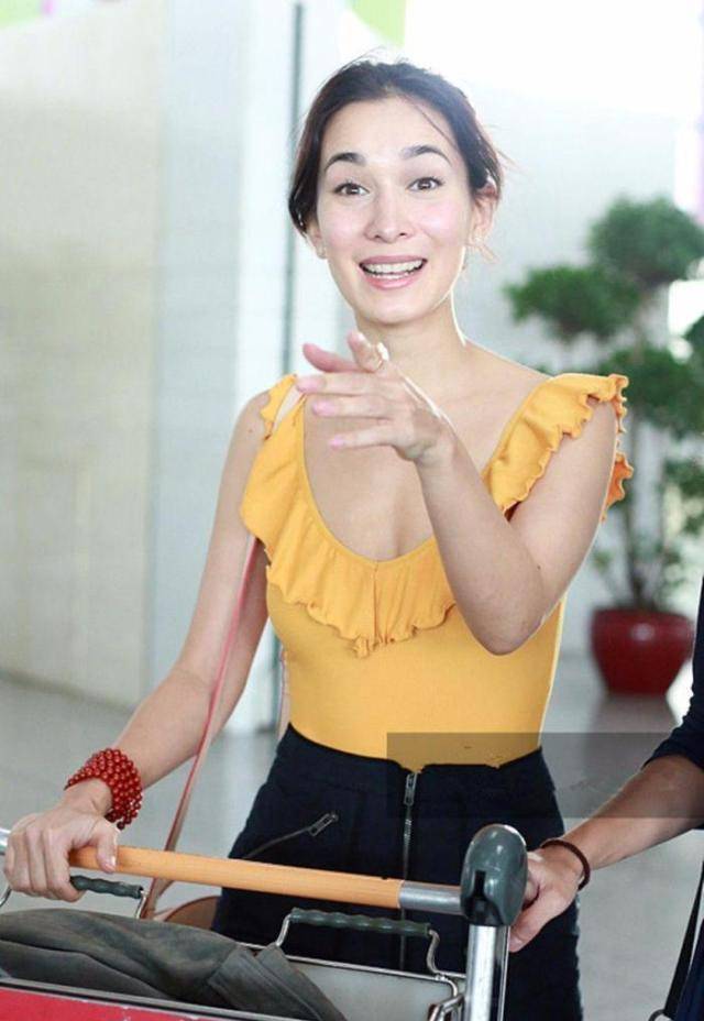 卢靖姗和妹妹现身机场,妹妹甜美笑容,简直复制完美姐姐高颜值_吴京