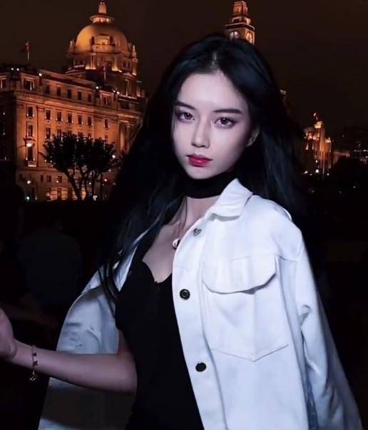 刘思瑶为证脸型完美,刻意与闺蜜拍视频,双手捂腮才挤出锥子脸_方脸