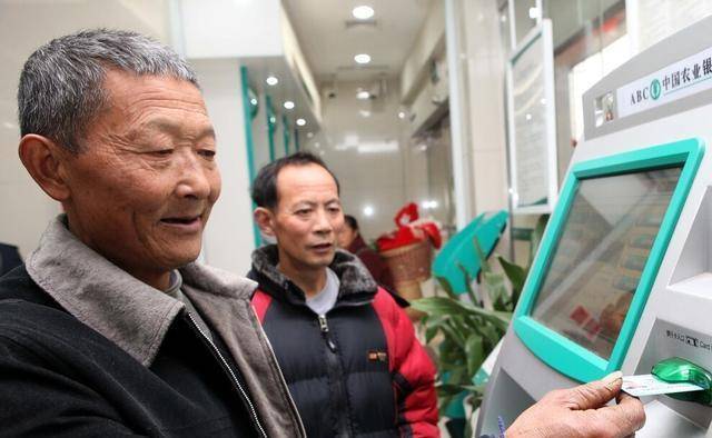 银行取款迎“新规”,多地已实行?以后取钱方式变了,老人需留意_进行_规定_储户