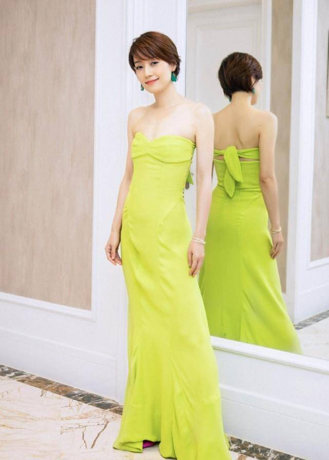 女明星晒女儿全身照为母校庆生,网友却被12岁的爱马大长腿惊到了_身材