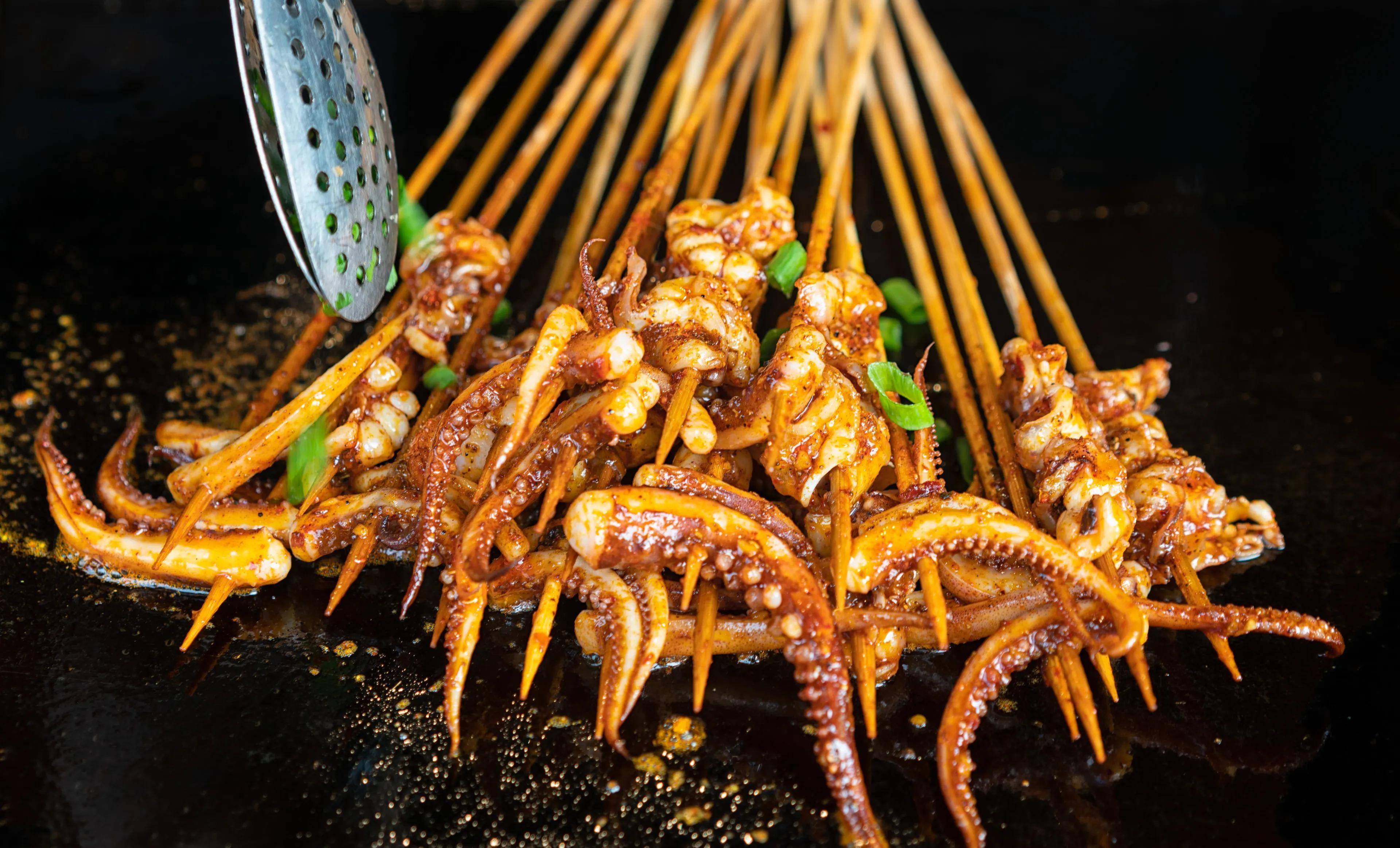 烤鱿鱼和桂蜜烤羊肋平时都可以吃到最后这个菜就不常见了_培根_芦笋