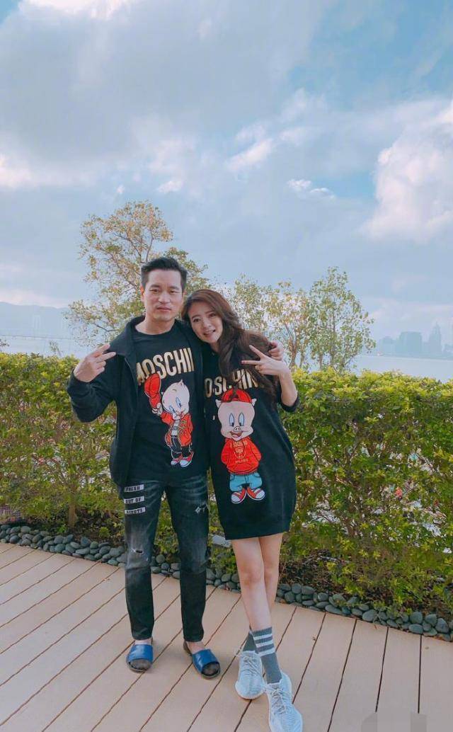 39岁安以轩宣布产子喜讯,晒宝宝照片脚上大钻戒超抢镜_老公_脚丫_时候