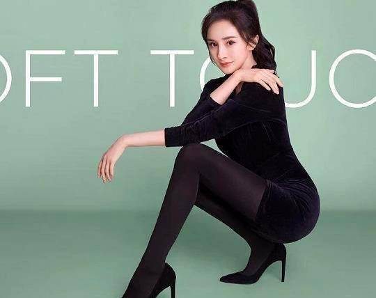 杨幂单身后太大胆,再次拍火辣美照,当她站起来那刻,才知道啥叫魔鬼