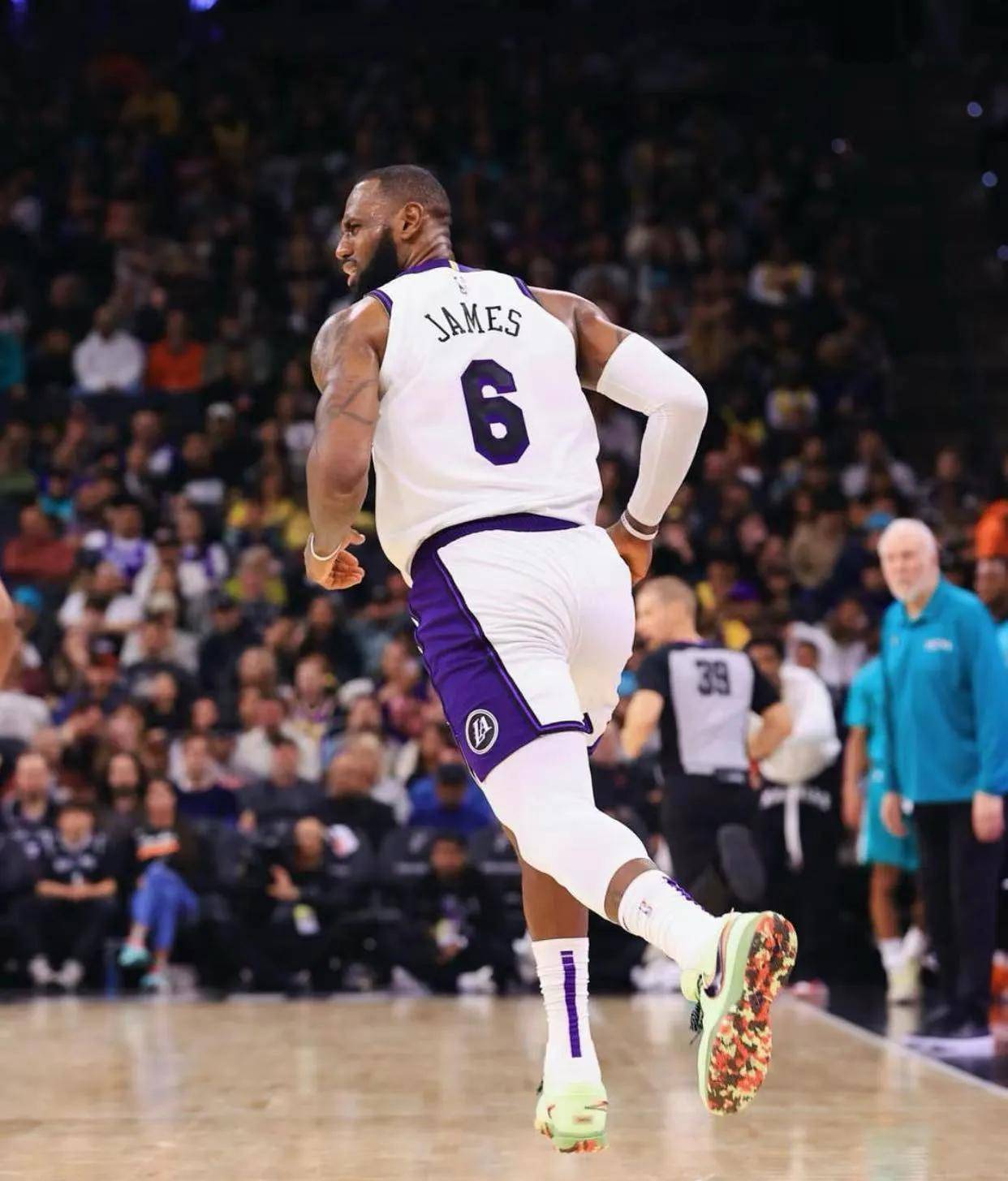詹姆斯伤愈复出,得到21分8篮板5助攻,湖人105-94击败马刺_比赛_浓眉