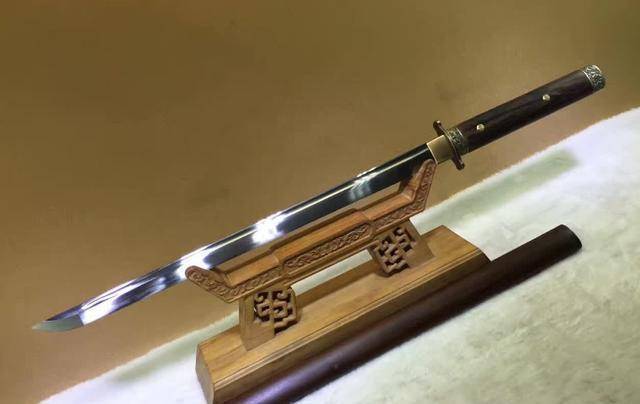 更何况到后来朴刀又有了新的助手——厚背手刀,这种手刀刀身短且阔,且