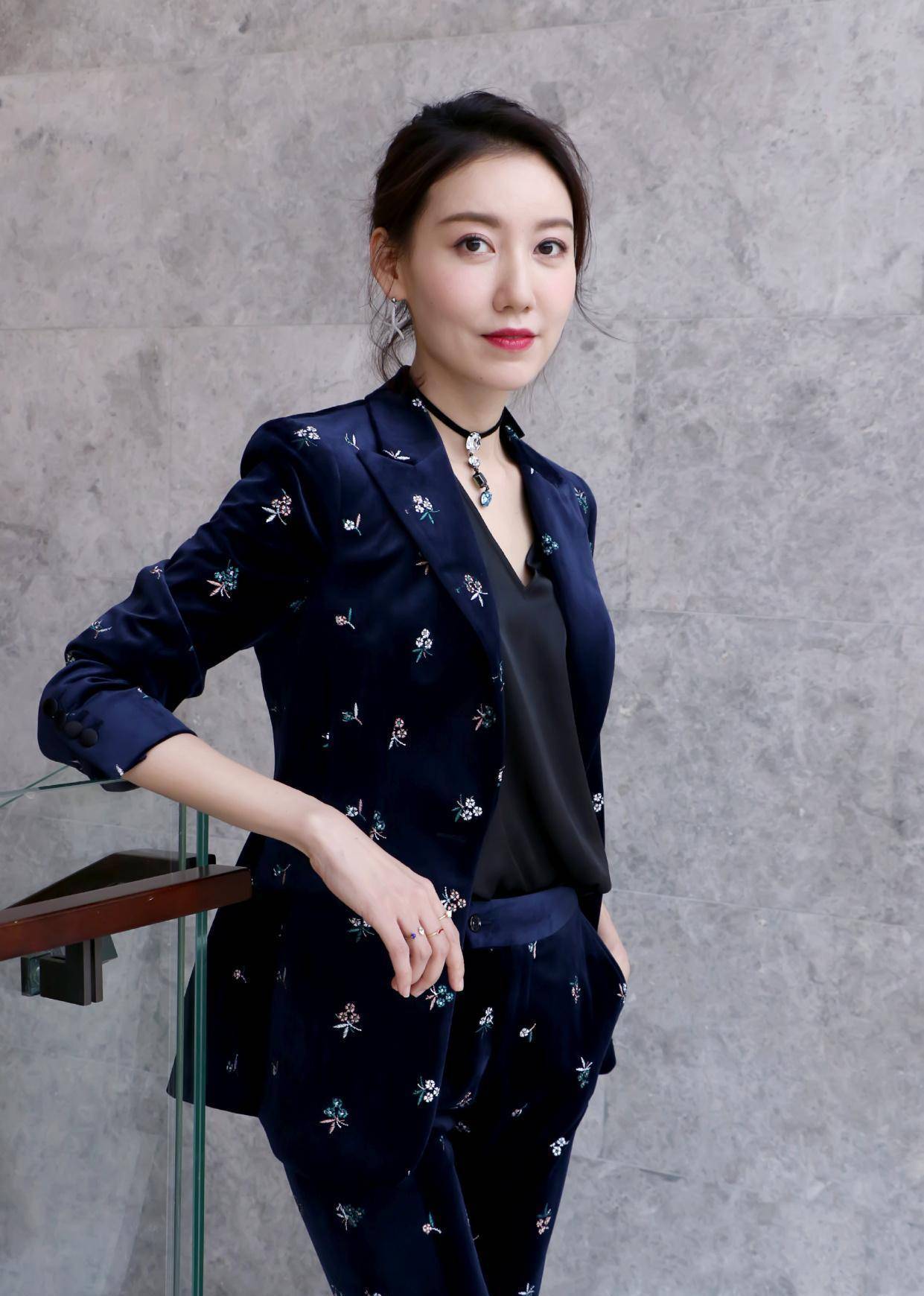 高露低调复工,宽松造型穿成1米3,86斤纸片身材胖成110斤